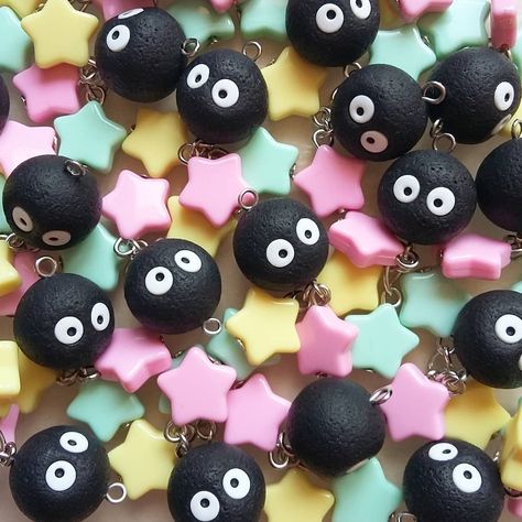 Soot Sprite Clay Earrings, Soot Sprite Polymer Clay, Studio Ghibli Polymer Clay Earrings, Polymer Clay Soot Sprite, Clay Soot Sprite, Polymer Clay Bead Ideas, Polymer Clay Studio Ghibli, Polymer Clay Jewelry Ideas Inspiration, Anime Clay Charms