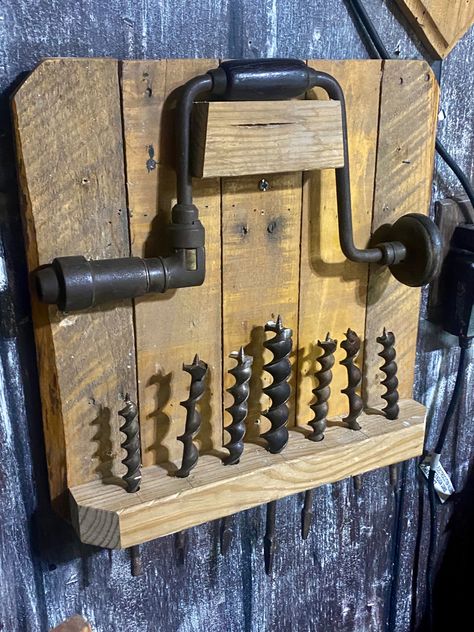 Old-school brace and bit Workshop Organisation, Tool Display, Wood Wallet, Antiques Repurposed, Woodworking Machinery, Workshop Organization, Woodworking Hand Tools, Old Tools, Old Wood