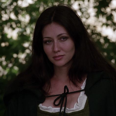 #charmed #witchythings #witchyvibes #90sfashion Shannen Doherty Charmed, Prue Halliwell, Charmed Tv Show, Charmed Tv, Charmed Sisters, 90s Inspired Outfits, Shannen Doherty, Beauty Routine Tips, Beverly Hills 90210