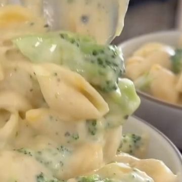 Healthy Food Prep 🌱🍳🥗🍝 on Instagram: "Broccoli mac and cheese✨ by @maxiskitchen . ▪️12 oz. Medium Shell Pasta▪️4 Tbsp Butter▪️1/4 Cup Flour▪️4 Cups Skim Milk▪️2+1/2 tsp Kosher Salt▪️1 tsp Black Pepper▪️1 Dash Nutmeg▪️1 Dash Cayenne Pepper (optional)▪️1/2 tsp Garlic Powder▪️1/2 tsp Paprika▪️1 lb. Frozen Broccoli Florets, thawed and roughly chopped▪️2 Cups Sharp Cheddar Cheese▪️Parmesan Cheese, for serving (optional)▪️Toasted Panko Breadcrumbs, for serving (optional)▪️ . 🌱Vegan Modification: Broccoli Mac And Cheese, Shell Pasta, Frozen Broccoli, Sharp Cheddar, Cayenne Pepper, Skim Milk, Broccoli Florets, Mac And Cheese, Black Pepper