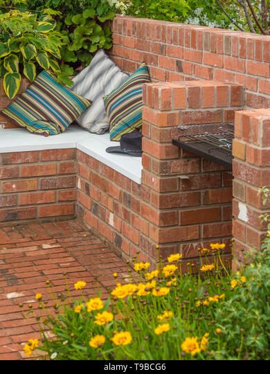 Outdoor brick patio and seating area in garden Brick Bench, Brick House Exterior Makeover, Brick Planter, Garden Seating Area, Brick Patio, Terrace Decor, Brick Garden, Brick Exterior House, Backyard Inspiration