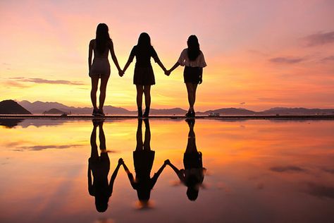 5 Tips for Better Sunset Photography Sister Shoot, Beautiful Sunset Pictures, Foto Best Friend, Friendship Pictures, Friends Sketch, Best Friend Pictures Tumblr, Best Friend Photography, Best Friend Poses, Best Friend Photoshoot