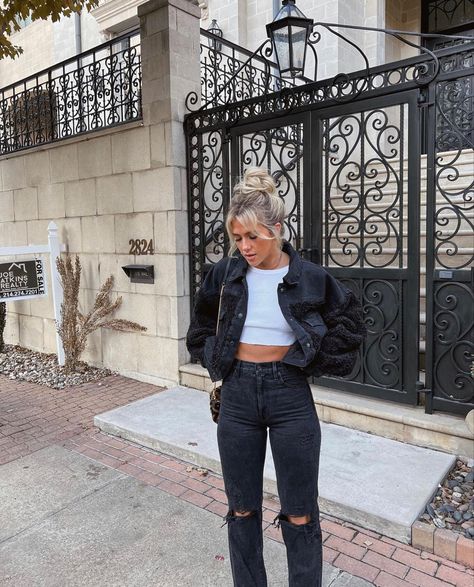 Ripped Jeans Outfit Winter, Black Mom Jeans Outfit, Black Ripped Jeans Outfit, Mom Jeans Outfit Winter, Mom Jeans Outfit Summer, Bar Outfits, Seattle Fashion, Mom Jeans Outfit, Winter Fashion Outfits Casual