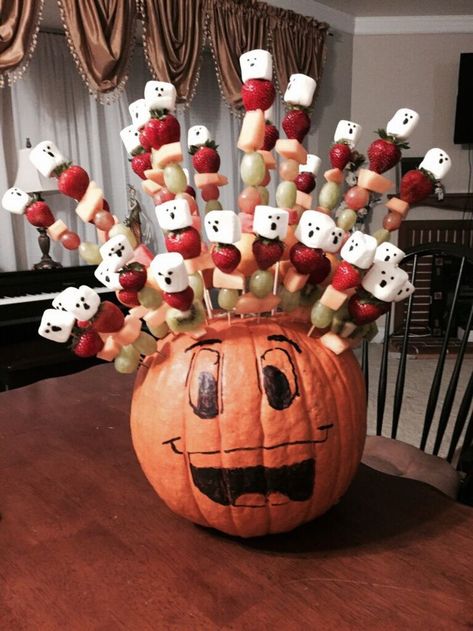 Fruit Kebabs Ideas Skewers Halloween, Pumpkin Fruit Skewers, Halloween Fruit Sticks, Fruit Kabobs Halloween, Halloween Buffet Food For Kids, Pumpkin Fruit Kabobs, Skeleton Fruit Tray, Halloween Kabobs, Halloween Snack Ideas For School