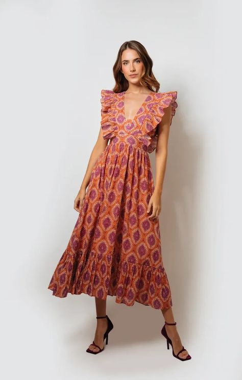 KLEID Keeps Our Eyes Entertained In This Show-Stopping Collection Indian Silk Dresses, Frock Patterns, Paisley Print Blouse, Simple Kurti Designs, Traditional Indian Dress, Fancy Blouses, Fancy Blouse Designs, Elegant Blouses, Victoria Dress