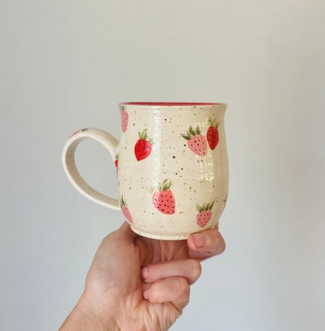 Hand Painted Mugs Ideas, Ceramic Pottery Painting Ideas, Strawberry Pottery, Ceramic Pottery Painting, Ceramic Mug Designs, Cozy Hobbies, Strawberry Mug, Strawberry Kitchen, Mugs Handmade