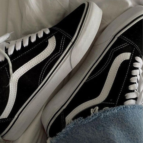 Estilo Vans, Vans Old Skool Black, Vans Aesthetic, Vans Old School, Old School Vans, Tenis Vans, Old Skool Black, Skate Street, Vans Style