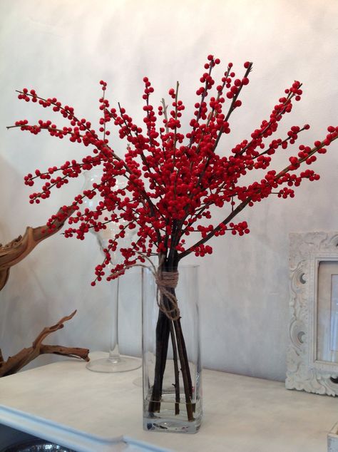 Cranberry Decorations Christmas, Christmas Cranberry Decor, Deep Red Christmas Decor, Christmas Vase Arrangements, Red Christmas Decor Ideas, Interior Design Christmas, Xmas Flowers, Christmas Decor Red, Christmas Home Decorations