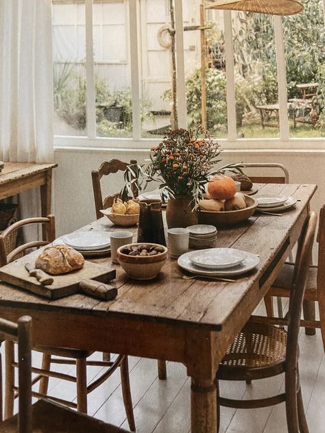 Cottage Dinner Table, Vintage Kitchen Table, Cute Little Houses, Rustic Modern Farmhouse, French Farmhouse Decor, Dinner Room, House And Home Magazine, Dining Table Decor, Little Houses