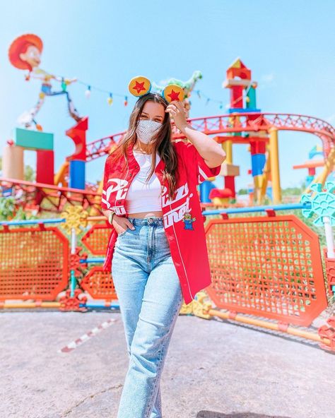 Pizza Planet Outfit, Disney Jersey Outfit, Fairytale Vacation, Disneyland Winter, Disney Instagram Pictures, Disney Picture Ideas, Disney Wear, Disney Dress Up, Disney Lifestyle