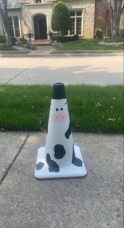 Street Cone Painting, Painting Ideas On Traffic Cones, Cute Painted Traffic Cones, Traffic Cone Ideas, Painted Street Cones, Traffic Cone Decoration Ideas, Traffic Cone Art Paint, Traffic Cone Painted, Traffic Cone Art