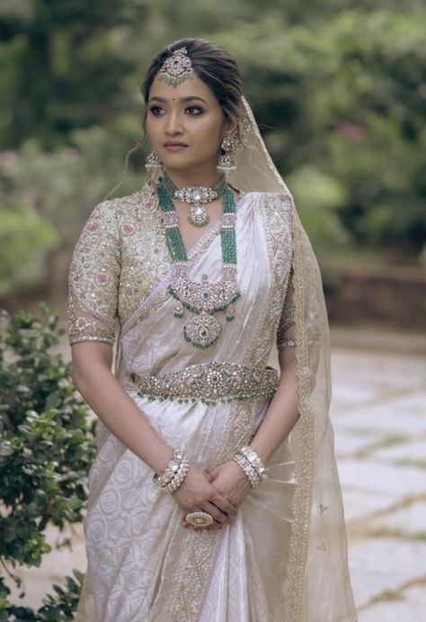 Indian Bride In White Saree, White Gold Saree Indian Bridal, White Saree With Gold Jewellery, White Muhurtham Saree, Silver Pattu Saree Blouse Designs, Off White Pattu Saree, Kanjipuram Silk Sarees Bridal, White Sarees For Wedding, Muhurtam Sarees South Indian