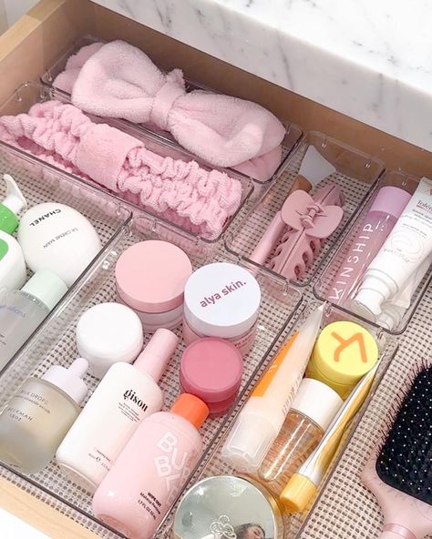 Drawer Organization Aesthetic, Organization Aesthetic, Drawer Organization, Pink Lifestyle, Shower Skin Care, Skincare Organization, Pretty Skin Care, روتين العناية بالبشرة, Pretty Skin