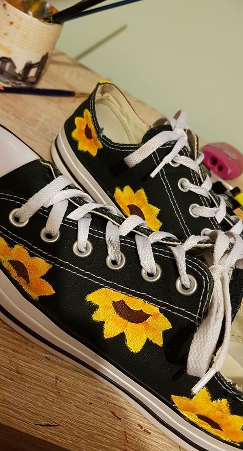 Converse Painting Ideas High Tops, Painted Converse Aesthetic, Converse Diy Painted, Painting On Converse, Converse Painting Ideas, Paint Converse, Gemma Core, Black Converse Aesthetic, Sunflower Converse