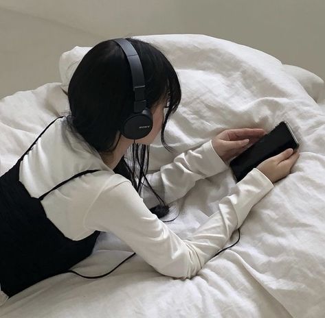 Personajes Studio Ghibli, Black Korean, Girl With Headphones, Korean Aesthetic, After Life, Music Aesthetic, Foto Ideas Instagram, + Core + Aesthetic, Black And White Aesthetic