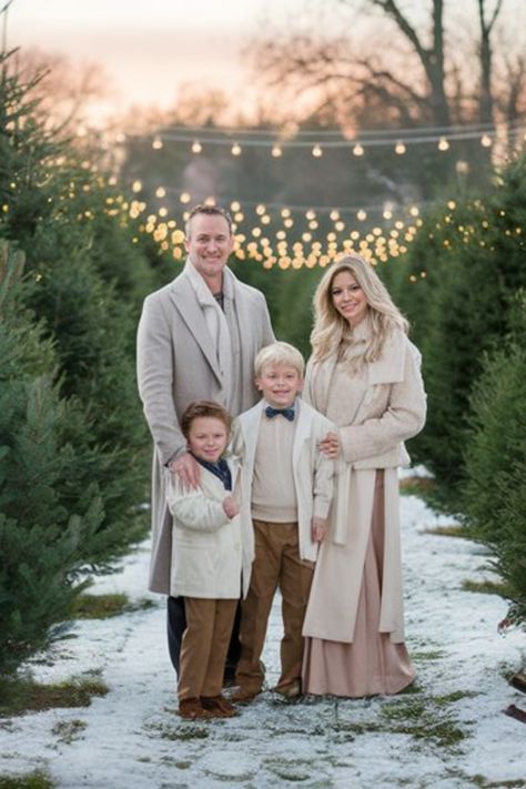 Christmas Tree Farm Photo Shoot Family, Christmas Tree Farm Photoshoot, Tree Farm Photo Shoot, Christmas Tree Farm Photo Shoot, Christmas Tree Farm Photos, Christmas Photos Outfits, Christmas Session, Best Christmas Tree, Christmas Family Photoshoot