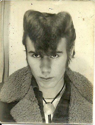 1978 - 1979   Teddy Boys Paris Teddy Boy Hair, Teddy Boys 1950s, Boys Leather Jacket, Teddy Boy Style, Teddy Boy, Gang Culture, Teddy Girl, Vintage Photo Booths, Roll Hairstyle