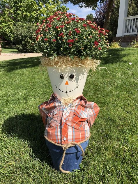 In the past I made a flower pot Nutcracker. He was so much fun to make, I decided to try making a flower pot scarecrow for fall!   You can see more of my crazy creations here     I used 3 flower pots for this project.  The first flower pot I painted with Folk Art Home Decor Chalk paint. The larger portion would be the face and I used the color Sheepskin, and the rim I used Vintage Mustard. I set that aside to dry.    The second flower pot I flipped upside down and slipped over a child… Flower Pot Scarecrow, Apartment Halloween, Flower Pot People, Clay Pot People, Terra Cotta Pot Crafts, Large Flower Pots, Flower Pot Crafts, Diy Flower Pots, Clay Pot Crafts