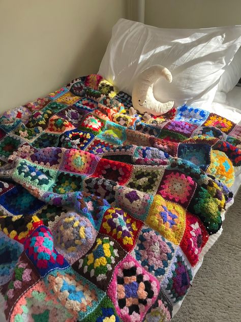 Knitted Blanket Aesthetic, Blanket Crochet Aesthetic, Crochet Bed Decor, Crochet Decorative Pillows, Granny Square Blanket Aesthetic, Crochet Dorm Decor, Plushies Bed, Crochet Blanket Aesthetic, Granny Square Colors