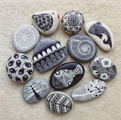 Art Pierre, Painted Rocks Diy, Rock Painting Ideas Easy, Rock Painting Patterns, Hur Man Målar, Rock Painting Designs, Stone Crafts, Rock Painting Art, Pebble Painting