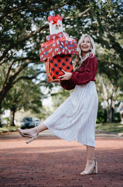 Holiday Photoshoot Ideas, Christmas Fashion Photography, Christmas Poses, Christmas Family Photoshoot, Holiday Mini Session, Xmas Photos, Wrapped Gifts, Holiday Photoshoot, Christmas Props