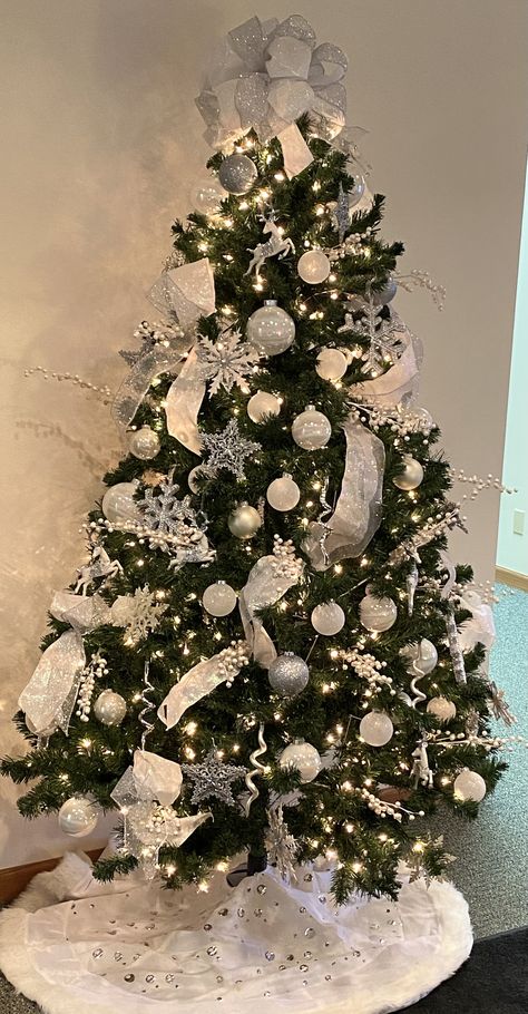 Christmas Tree Ideas Grey Living Room, Silver Tree Decorating Ideas, Christmas Tree White Ornaments, White And Silver Christmas Tree Ideas, Themed Christmas Tree Ideas Color Schemes, Christmas Tree White Lights, Silver And White Christmas Tree, White And Silver Christmas Tree, White Tree Decorations Decorating Ideas