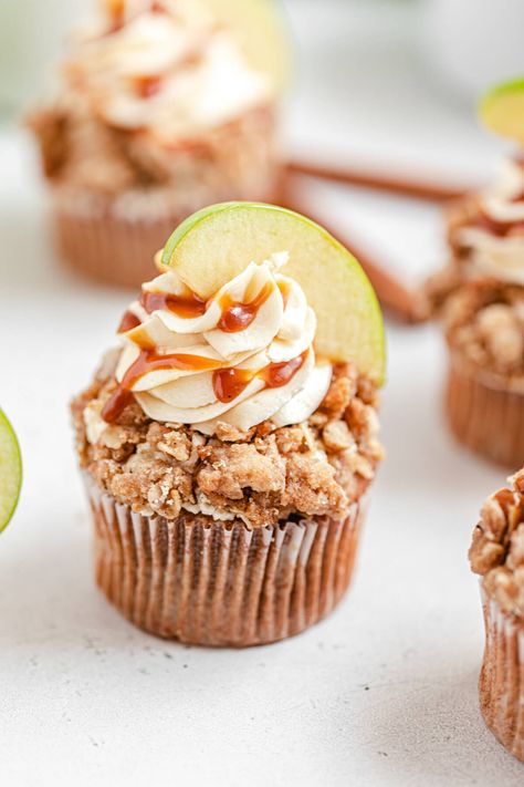 These Caramel Apple Crumble Cupcakes are made with a fluffy cinnamon cupcake with fresh apple pieces baked inside, a warm apple filling and a salted caramel cream cheese frosting dipped in a crunchy crumble topping for the ultimate Fall treat! | queensleeappetit.com Apple Crumble Cupcakes, Crumble Cupcakes, Cupcakes Cinnamon, Caramel Cream Cheese Frosting, Caramel Crumble, Caramel Apple Crumble, Cinnamon Cupcakes, Caramel Apple Crisp, Apple Cupcakes