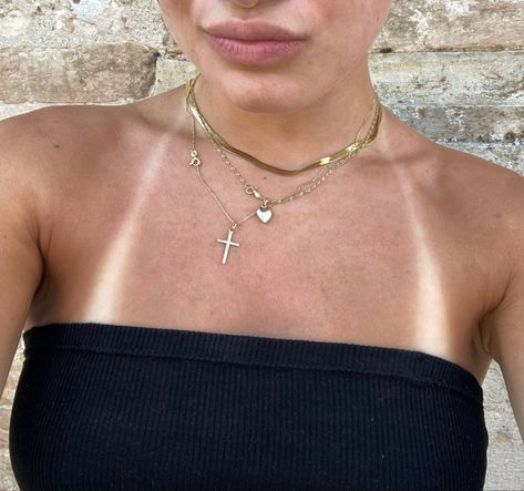 Necklace Layering Gold, Gold Layering Necklaces, Paperclip Chain Necklace, Layering Necklaces, Summer Tanning, Summer Goals, Necklace Layering, Summer Glow, Foto Ideas Instagram