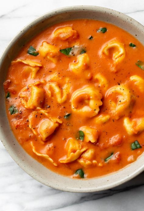 This irresistible tomato tortellini soup recipe is a quick family meal! It has a wonderful creamy broth that even picky eaters will love. Tomato Gnocchi Soup, Cozy Soup Recipes, Slow Cooker Tortellini Soup, Easy Tomato Soup Recipe, Tomato Tortellini, Spinach Tortellini Soup, Quick Soup Recipes, Sausage Tortellini Soup, Vegetarian Soups