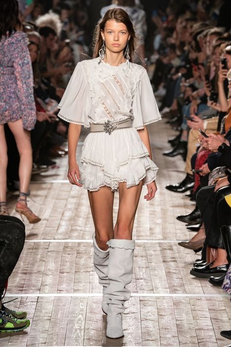 Isabel Marant Style, Runway Fashion 2020, Aussie Style, Carolina Herrera Dresses, Look Boho Chic, Moda Paris, Runway Dresses, Looks Street Style, Runway Trends