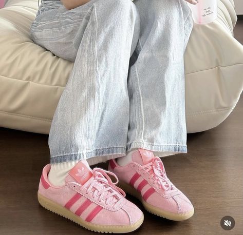 Adidas Bermuda, Bermuda Pink, Adidas Samba Outfits, Samba Outfit Ideas, Samba White, Samba Outfits, Jean Beige, Platform Tennis, Adidas Og