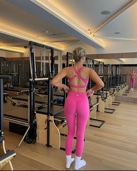 Bright Gym Outfit, Hot Pink Gym Outfit, Bright Workout Outfits, Colourful Activewear, Gym Princess, Workouts Outfits, 2024 Manifestations, Colorful Activewear, Outfits Colorful