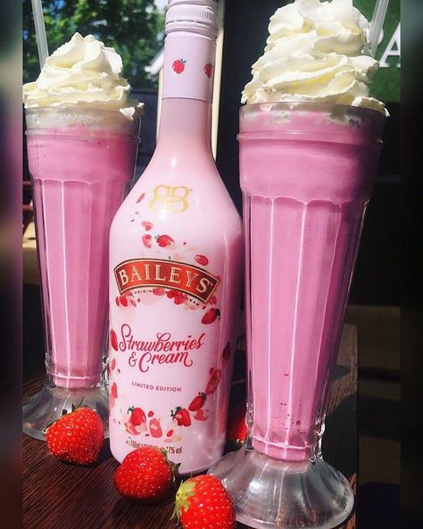 Valentines Meal Ideas, Pink Alcoholic Drinks, Valentines Meal, Pretty Alcoholic Drinks, Mixed Drinks Alcohol, Yummy Alcoholic Drinks, Pink Cocktails, Pink Drink, Alcohol Aesthetic