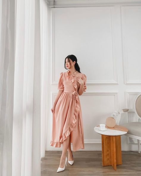 Natassa Tanis on Instagram: “flowy dress for day, silky dress at night..🎀🦢✨ wearing blush pink dress and white top from @mono.essential #vintagevibes #vintagestyle…” Pink Dress Aesthetic, Blush Pink Dress, Blush Pink Dresses, Pastel Outfit, Dress Aesthetic, Silky Dress, Dreamy Dress, Flowy Dress, White Top