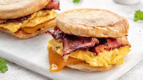 13 Things You Probably Never Thought To Do With English Muffins English Muffins Sandwich, Sandwich Hacks, Best Breakfast Sandwich, English Muffin Recipes, Sausage Patty, English Muffins, Egg Sandwiches, Breakfast Sandwiches, Egg Breakfast