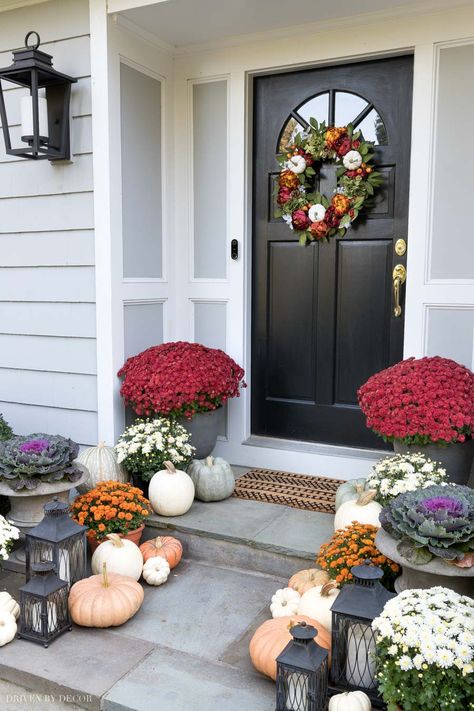 Porch Fall Decor, Outdoor Fall Decor Ideas, Fall Front Porch Decor Ideas, Diy Outdoor Lighting, Casa Halloween, Fall Front Porch Decor, Modern Fall, Fall Front Porch, Fall Outdoor Decor