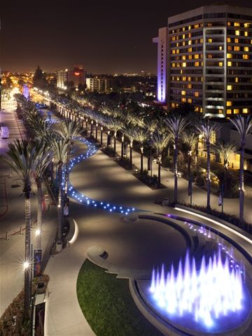 Grand Plaza, Anaheim (United States) - Targetti Lighting Water Feature Lighting, Hotel Landscape, Plaza Design, Grand Plaza, Landscape Design Drawings, Beautiful California, Public Space Design, Facade Lighting, Urban Lighting