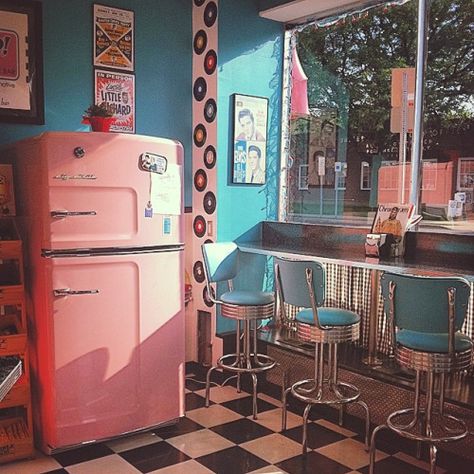 Retro Diner Decor, 50s Diner Kitchen, The Good Wife's Guide, Milkshake Shop, Bar Restaurant Design, Architecture Restaurant, 50s Kitchen, 50s Diner, Diner Decor