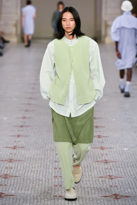 Homme Plissé Issey Miyake Men's Spring 2024 [PHOTOS] Homme Plisse Issey Miyake, Issey Miyake Men, Pleated Shirt, Pleated Fabric, Mens Spring, A Style, Spring 2024, Issey Miyake, Sleeveless Shirt