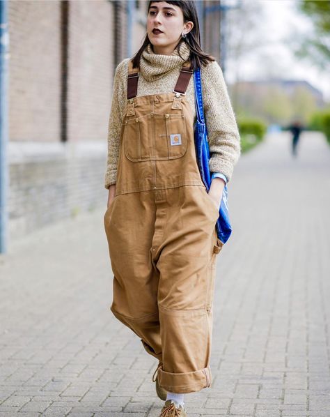 Carhartt Overalls Outfit Aesthetic, Carhartt Coveralls Women, Carhartt Women Outfits Bib Overalls, Carhartt Outfit Women, Carhartt Overalls Women Outfit, Dungarees Outfit Women, Farmer Outfit Women, Outfit Salopette, Carhartt Overalls Women