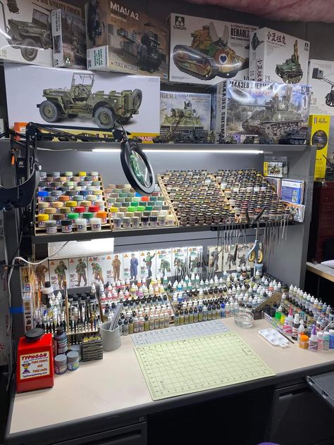 Hobby Room Ideas For Men, Hobby Desk Ideas, Model Painting Station, Warhammer Hobby Desk, Model Building Workspace, Warhammer Hobby Room, Warhammer Setup, Warhammer Workstation, Warhammer Painting Station