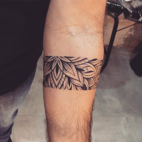 Tropisches Tattoo, Auto Tattoo, Band Tattoos For Men, Tattoo Band, Forearm Band Tattoos, Band Tattoo Designs, Armband Tattoo Design, Wrist Tattoos For Guys, Arm Band Tattoo