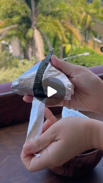 Jules 주연 🇰🇷🇦🇺 on Instagram: "If you don’t have access to a Korean grocery store, this cooking foil hack is for you!   #samgakkimbap #onigiri #pollackroe" Diy Onigiri Wrap, How To Wrap Onigiri, Onigiri Wrapping, Korean Grocery Store, Wrappers Diy, Onigiri Recipe, Korean Grocery, Box Lunch, January 9