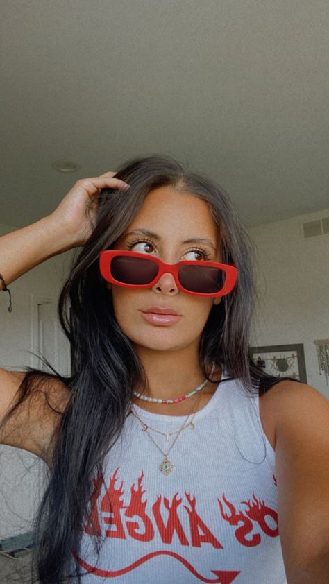 Red Sunglasses Outfit, Sunglasses Selfie, Glasses Inspiration, Vibes Outfit, Board Party, Sunglasses Outfit, Sunglasses Summer, Red Sunglasses, Cool Glasses