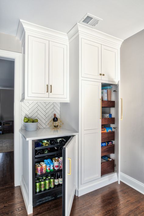 Corner Pantry with Custom Cabinets U Shaped Kitchen Cabinets, Remodeling Videos, Model Dapur, Beverage Fridge, Kabinet Dapur, U Shaped Kitchen, New Kitchen Cabinets, Kitchen Cabinets Makeover, Cabinetry Design