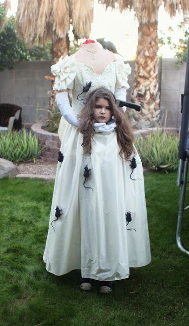 jill and the little crown: How to make a headless costume! Girls Scary Halloween Costumes, Scary Girl Halloween Costumes, Headless Costume, Shadow Costume, Illusion Costumes, Creepy Halloween Costumes, Party City Costumes, Spooky Halloween Costumes, Halloween Costumes To Make