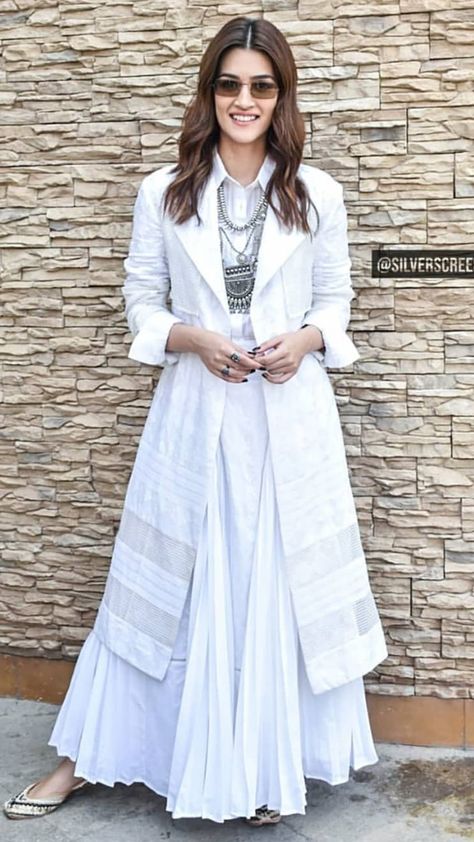 Western Casual Outfits For Women, Western Casual Outfits, Indian Anarkali Dresses, Cotton Dress Pattern, Casual Outfits For Women, Fashion Show Dresses, Western Casual, Indian Party Wear, Kriti Sanon