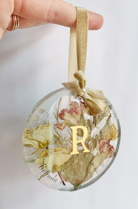 Resin Wedding Keepsake, Wedding Flower Saving Ideas, Wedding Flowers Preservation, Flower Resin Ornament, Bouquet Preservation Ideas Resin, Dried Wedding Flower Preservation Ideas, Wedding Bouquet Ornament, Wedding Flower Ornament, Wedding Bouquet After Wedding Ideas