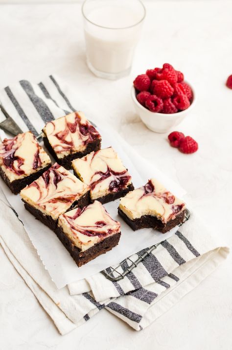 There is nothing more delicious than a slice of raspberry cheesecake brownies to have on your own or shared with friends! #raspberry #cheesecake #brownies Raspberry Cheesecake Brownies, Raspberry Swirl Cheesecake, Cheesecake Brownies Recipe, Swirl Cheesecake, Brownie Toppings, Sheet Cakes, Bar Recipe, Best Brownies, Cheesecake Brownies