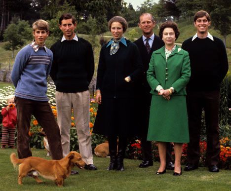 Prince Edward, Prince Charles, Princess Anne, Prince Philip, Queen Elizabeth and Prince Andrew 1979 Prince Philip Queen Elizabeth, Princesa Anne, Royal Family Christmas, Princesa Elizabeth, Prinz Charles, Rainha Elizabeth Ii, English Royal Family, Royal Christmas, Reine Elizabeth Ii